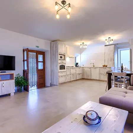 Eugenia By Interhome Pula