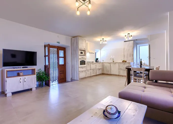 Eugenia By Interhome Pula